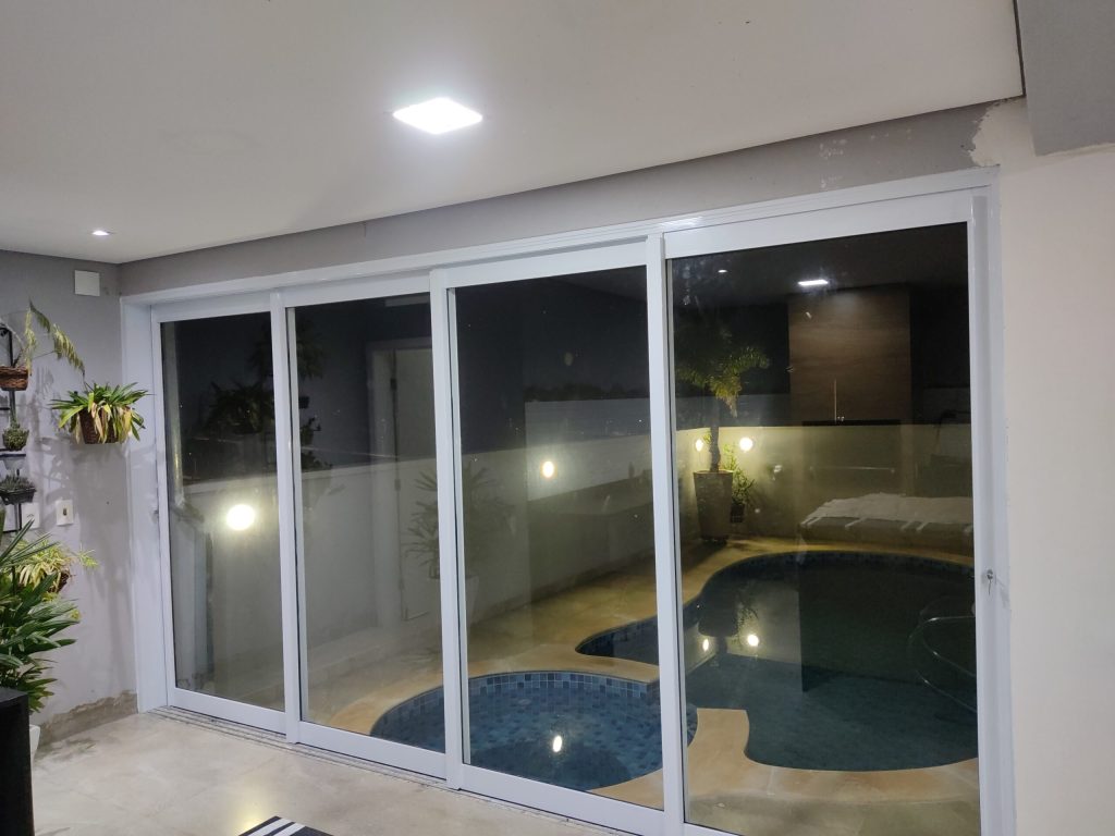 Porta de correr integrada branca de alumínio Tite Esquadria Alumínio Guaratuba